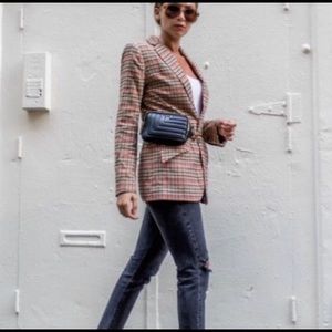 💥Iconic💥 Henri Bendel Belt Bag in Black